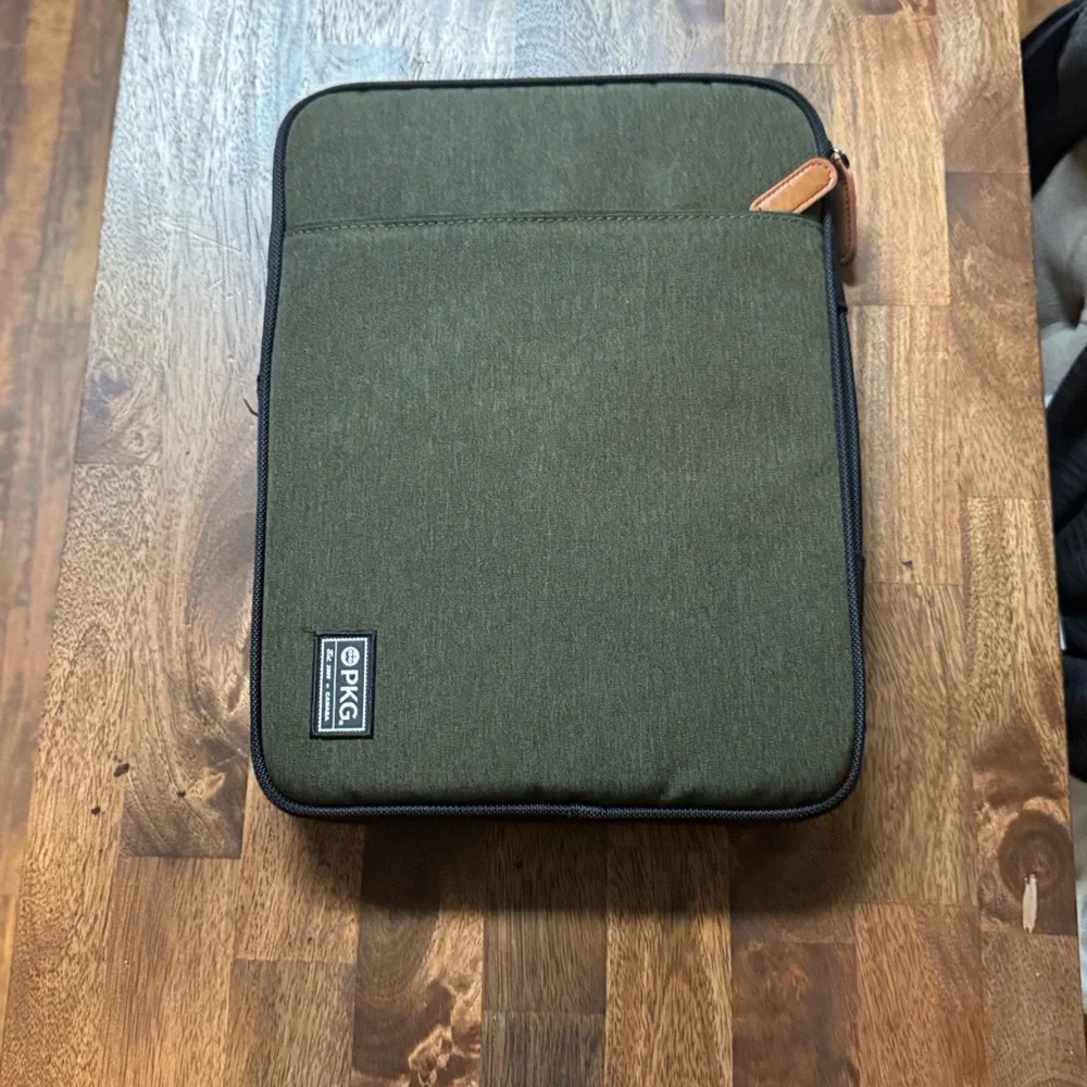 NWOT-Green Tablet Bag